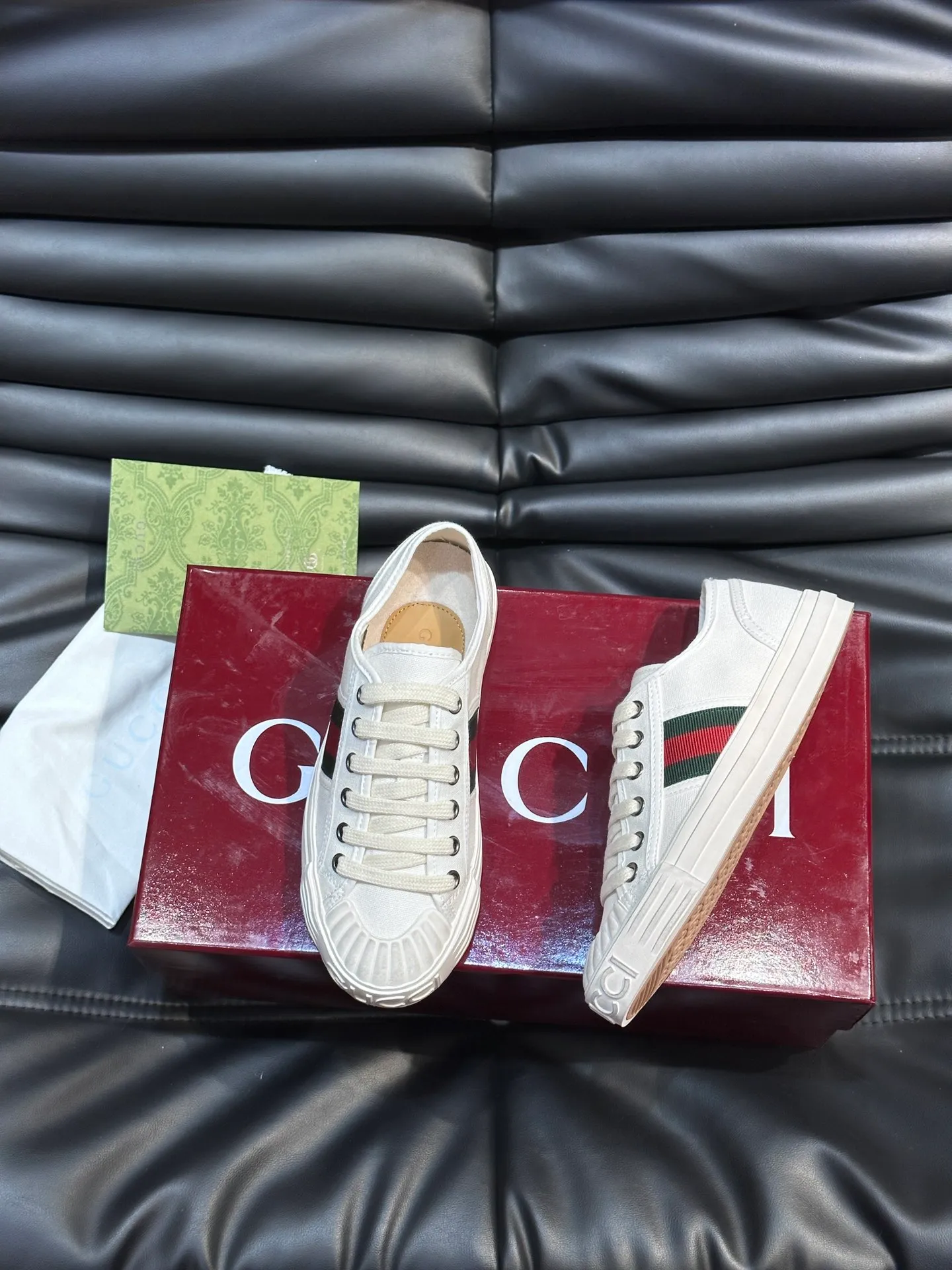 Men's shoes 💰p360 "GUUC*" Couple model 👫GG printed canvas sneakers, this sneaker is from the Gucci Lido series, and its design is inspired by the summer style and beach clubs of the Italian coast. The early autumn series reinterprets the brand's classic design elements and exquisite patterns from a modern perspective. These low-top sneakers are crafted from the brand's original fabric, the classic GG printed canvas, with a slightly distressed effect around the rubber sole. The GG pattern and logo are cleverly integrated into the sole, and the toe is embellished with an embossed Gucci logo. The towel insoles are decorated with brand logo leather labels, are light, comfortable and breathable for the feet, and come with a full set of original packaging! Size: Female 35-40 Male 38-45 (46 customized)